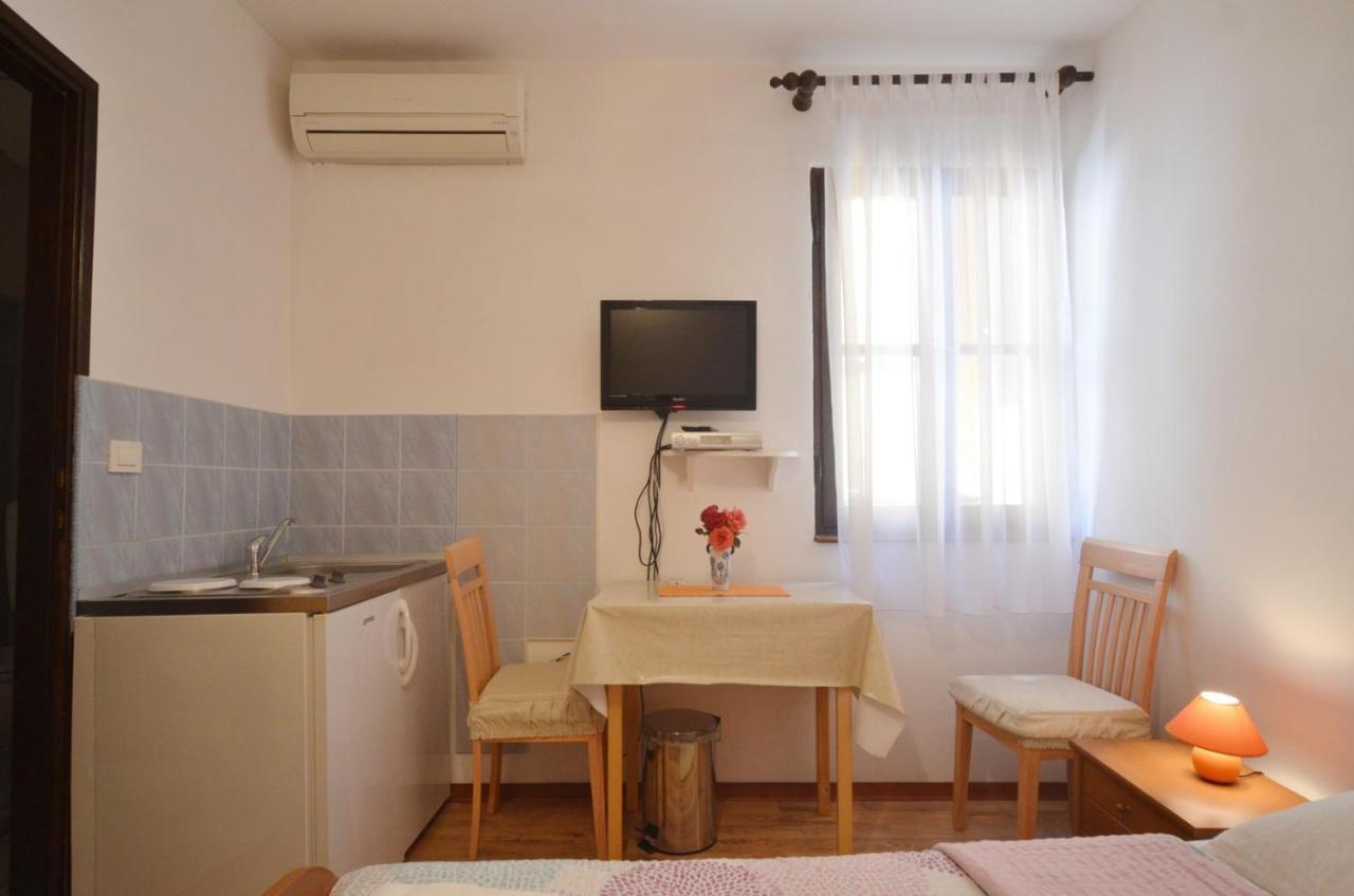 Andronella Studios Ровинь Экстерьер фото